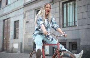 spontaniczna aktywność fizyczna neat kobieta na rowerze