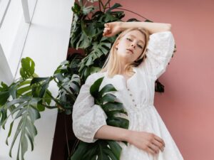 emocje endometrioza, kobieta z rozrastającą się monsterą