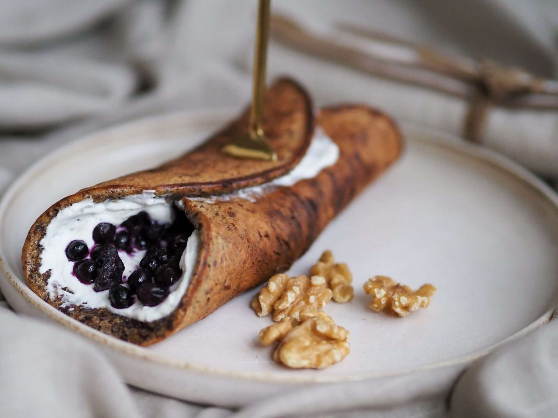 zdjęcie omlet na słodko na talerzu omlet czekoladowy