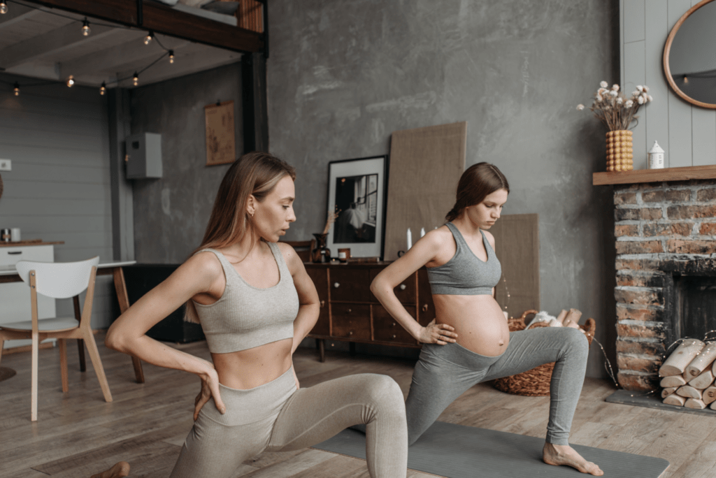 zdjęcie dwóch kobiet ćwiczących, w ciąży i nie - w nawiązaniu do artykułu endometrioza a płodność