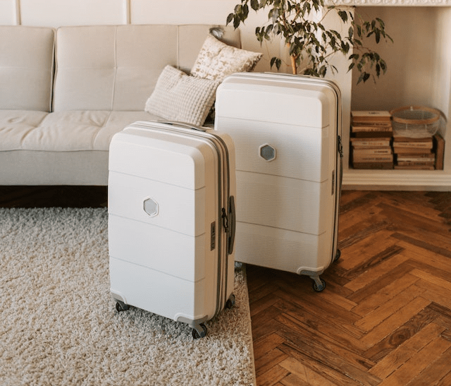 dwie białe walizki endometrioza na wakacjach