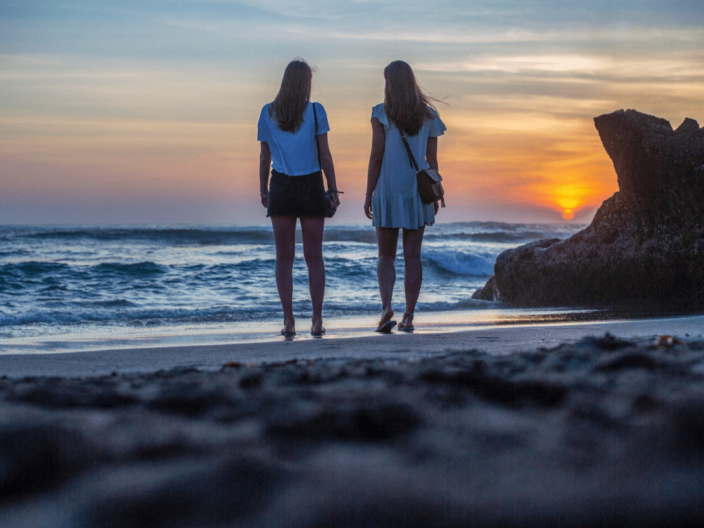 dwie kobiety na plaży o zachodzie słońca samotność w endometriozie